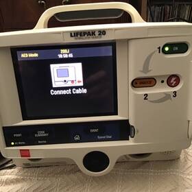 Medtronic 3202487-075 Lifepak 20 Very Good Condition With Cables