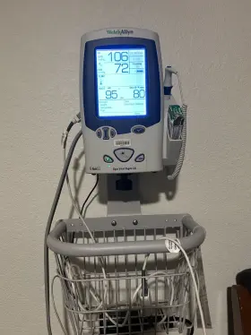 098456 Welch Allyn Wellchallyn Spot Vital Signs Lxi Surebp Suretemp Therm Massimo Spo2 Wall Rack
